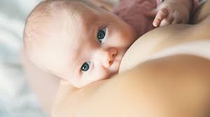 bé chỉ bú một bên có thể do sở thích