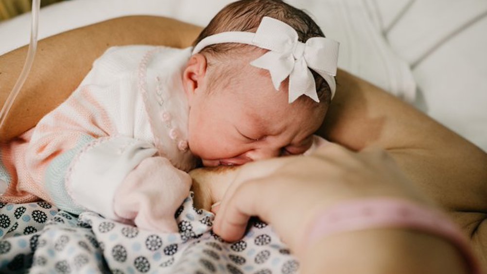 Ngủ gật khi bú mẹ do sữa xuống chậm